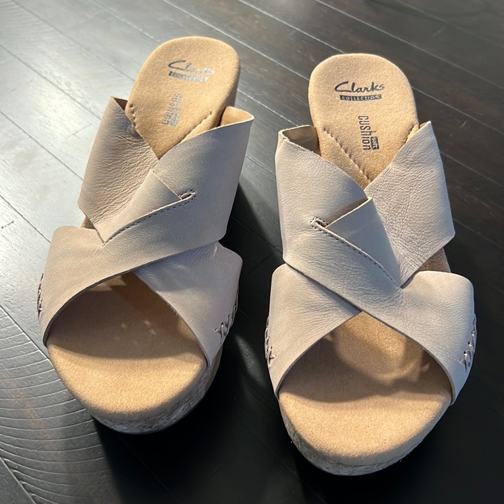 Clarks taupe slide sandals 8M New without tags - soft cushion insole / cork sole